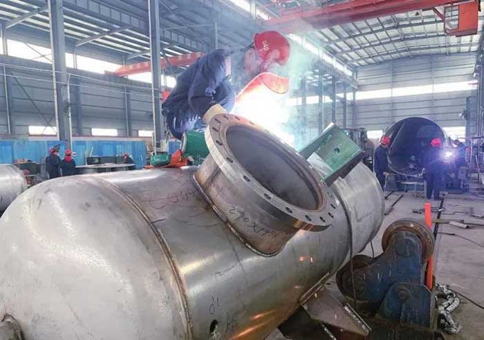 我市一鈦企業生產加工現場